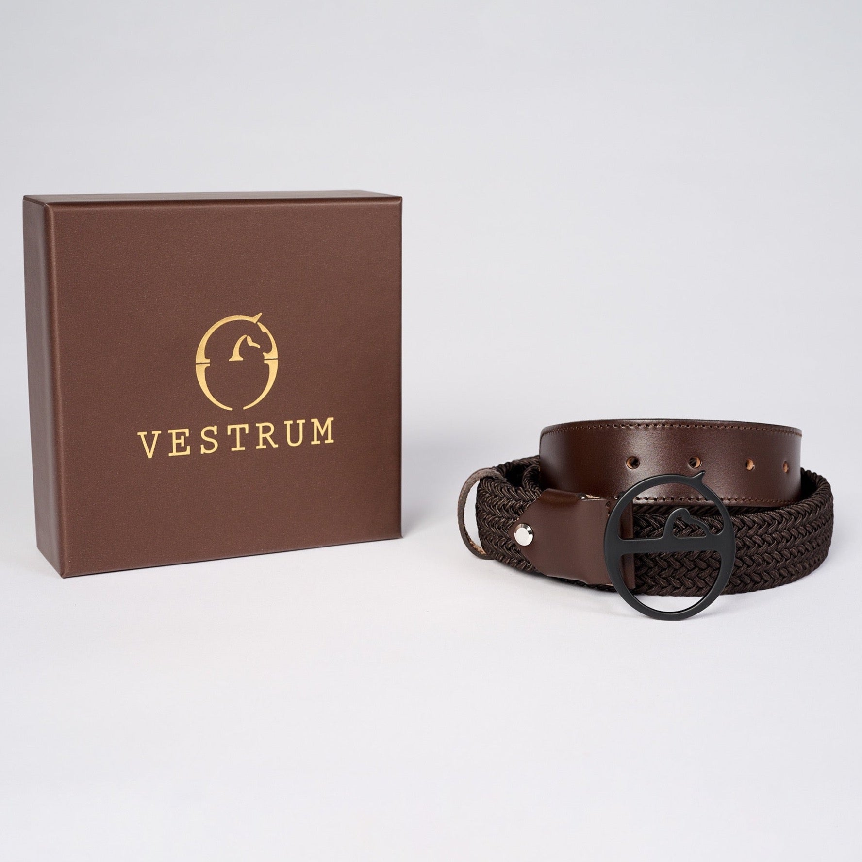 Der Vestrum Faro Gürtel mit Schnalle mit Vestrum-Logo ist ein hochwertiges Unisex-Accessoire, das aus exquisitem Vachetteleder gefertigt ist. Das Leder verleiht dem Gürtel nicht nur eine luxuriöse Optik, sondern sorgt auch für eine lange Haltbarkeit.