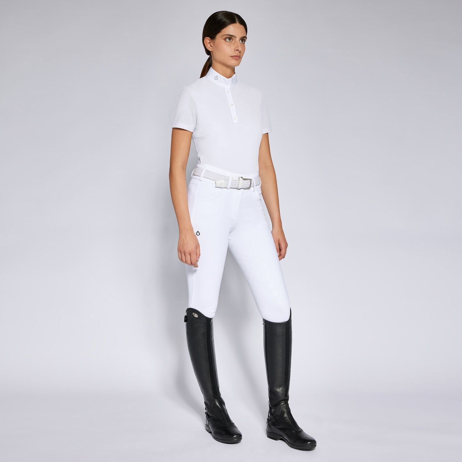 In strahlendem Weiß gehalten, trägt das Cavalleria Toscana WOMEN'S COMPETITION POLO SHIRT zur Eleganz und Leistungsstärke jeder Reiterin bei. Mit diesem Shirt kannst du dein Bestes geben und gleichzeitig stilvoll auftreten - ein Must-Have für jeden ambitionierten Reitsportler!