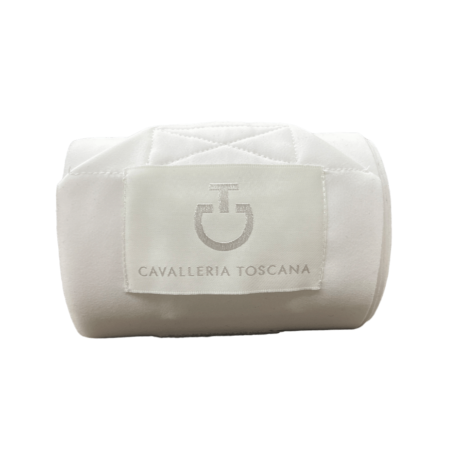 With the Cavalleria Toscana set with 2 breathable jersey and wool horse bangs in White/Powder Blue, you can be sure that your horse is always in the best hands. Order today and experience the perfect combination of comfort and style!