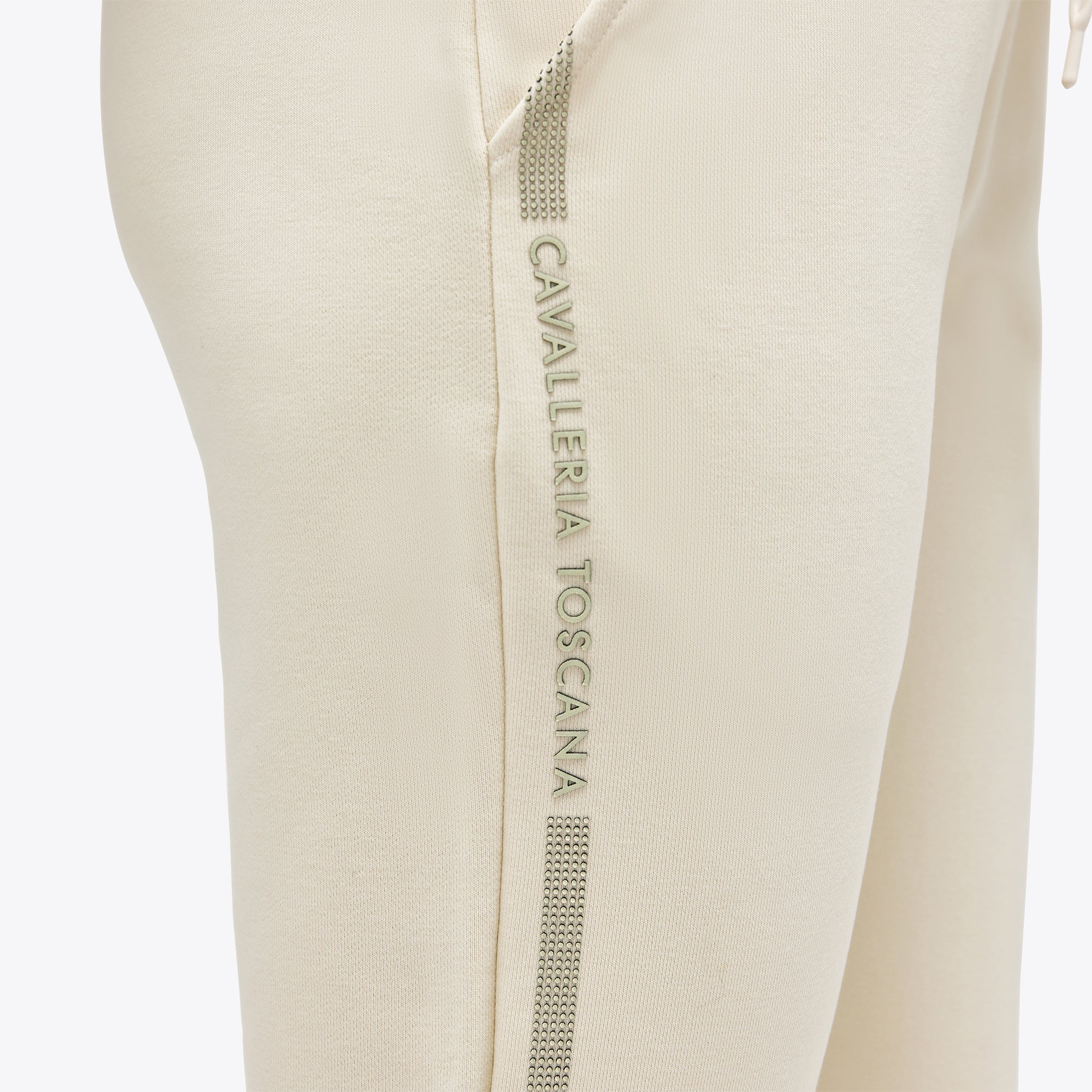 Diese bequemen Sweatpants von Cavalleria Toscana sind aus weicher Baumwolle gefertigt und mit einem angesagten Allover-Print versehen. Sie sind elastisch im Bund und an den Beinabschlüssen für optimalen Tragekomfort. Die Hose hat zwei Eingrifftaschen vorne und eine Gesäßtasche. Sie ist in der Farbe Offwhite erhältlich.