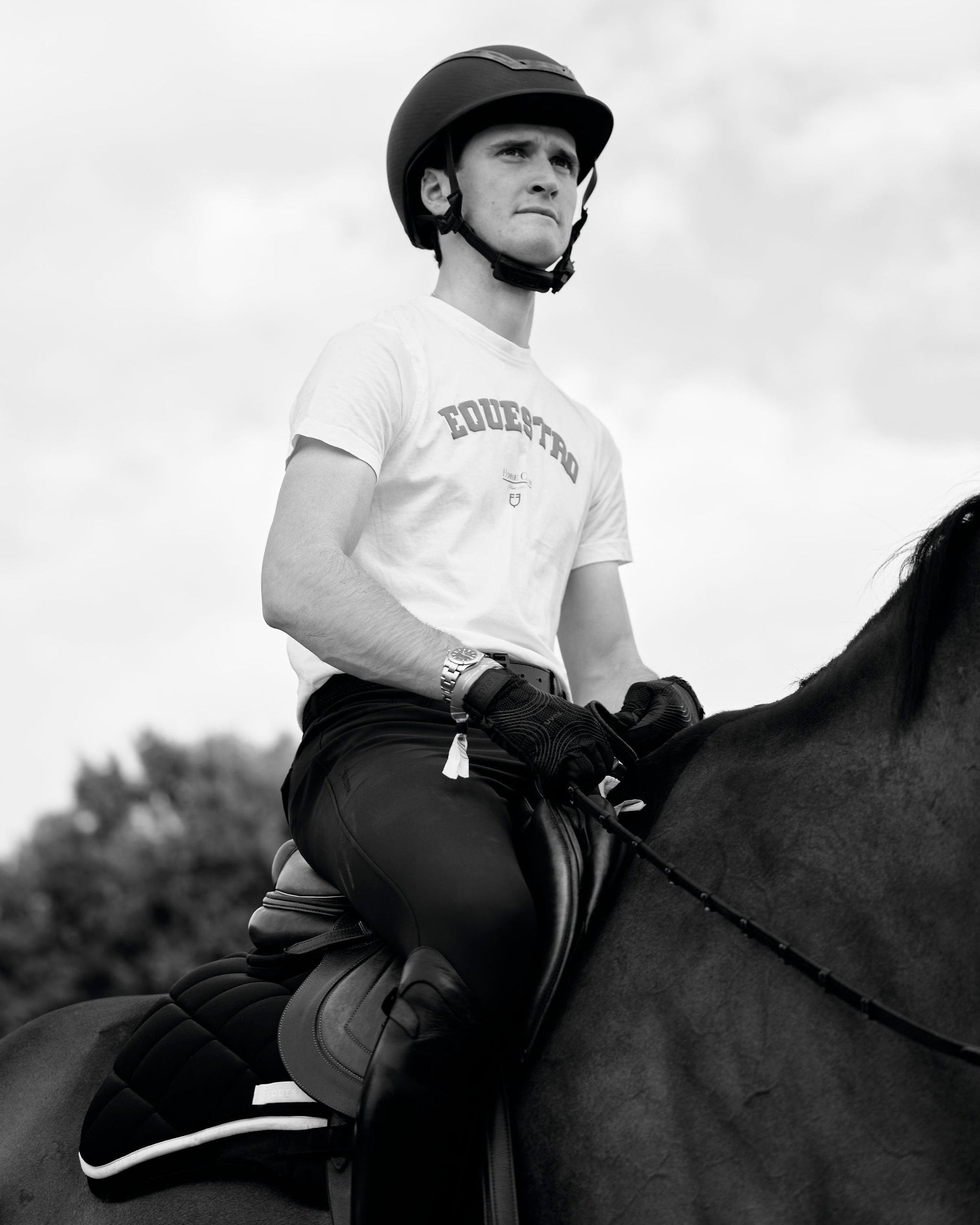 Reiter im Equestro-Shirt beim Aufwärmen – Reitbekleidung bei Equinista