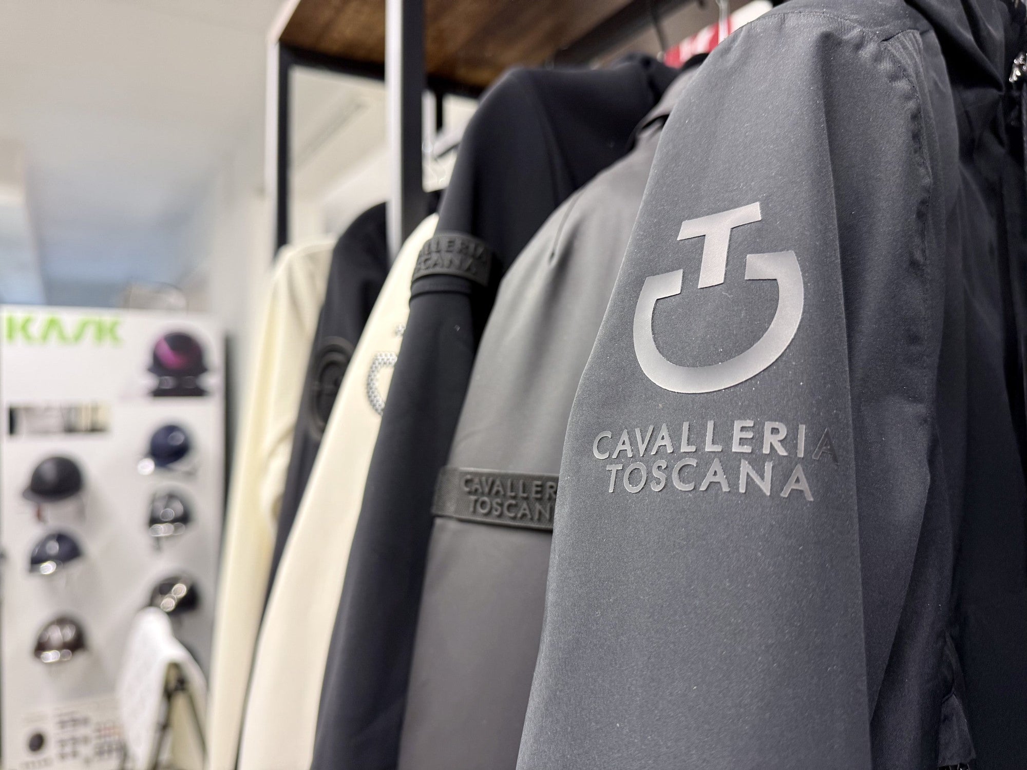 Jackenstange im Equinista Ladengeschäft in Rostock mit Cavalleria Toscana Jacke im Vordergrund