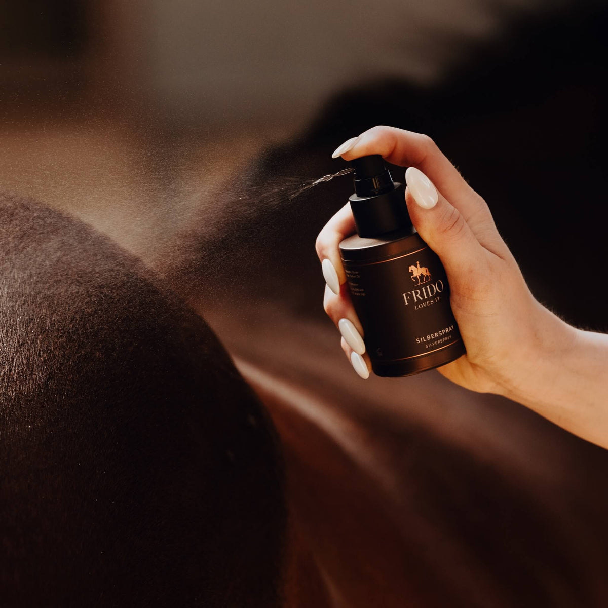 Silberspray und Silbercreme nebeneinander