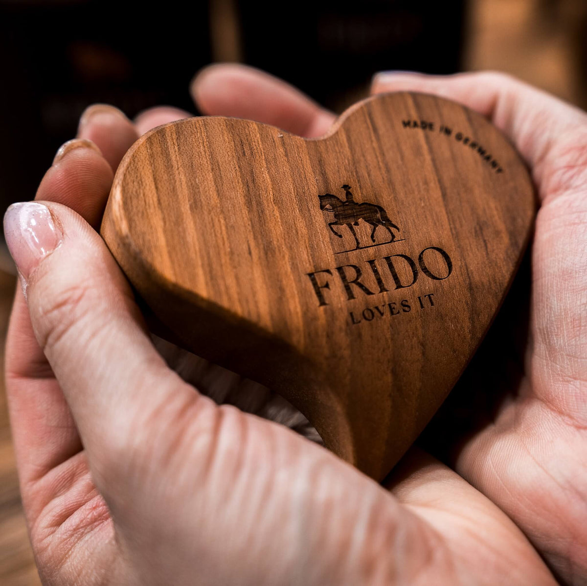 FRIDO LOVES IT Herz-Schmusebürste von der Seite