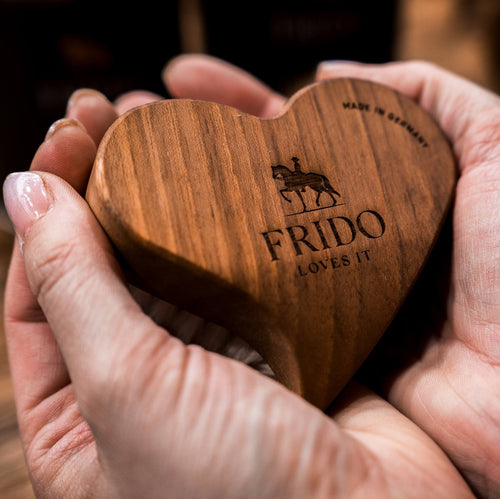 FRIDO LOVES IT Herz-Schmusebürste von der Seite