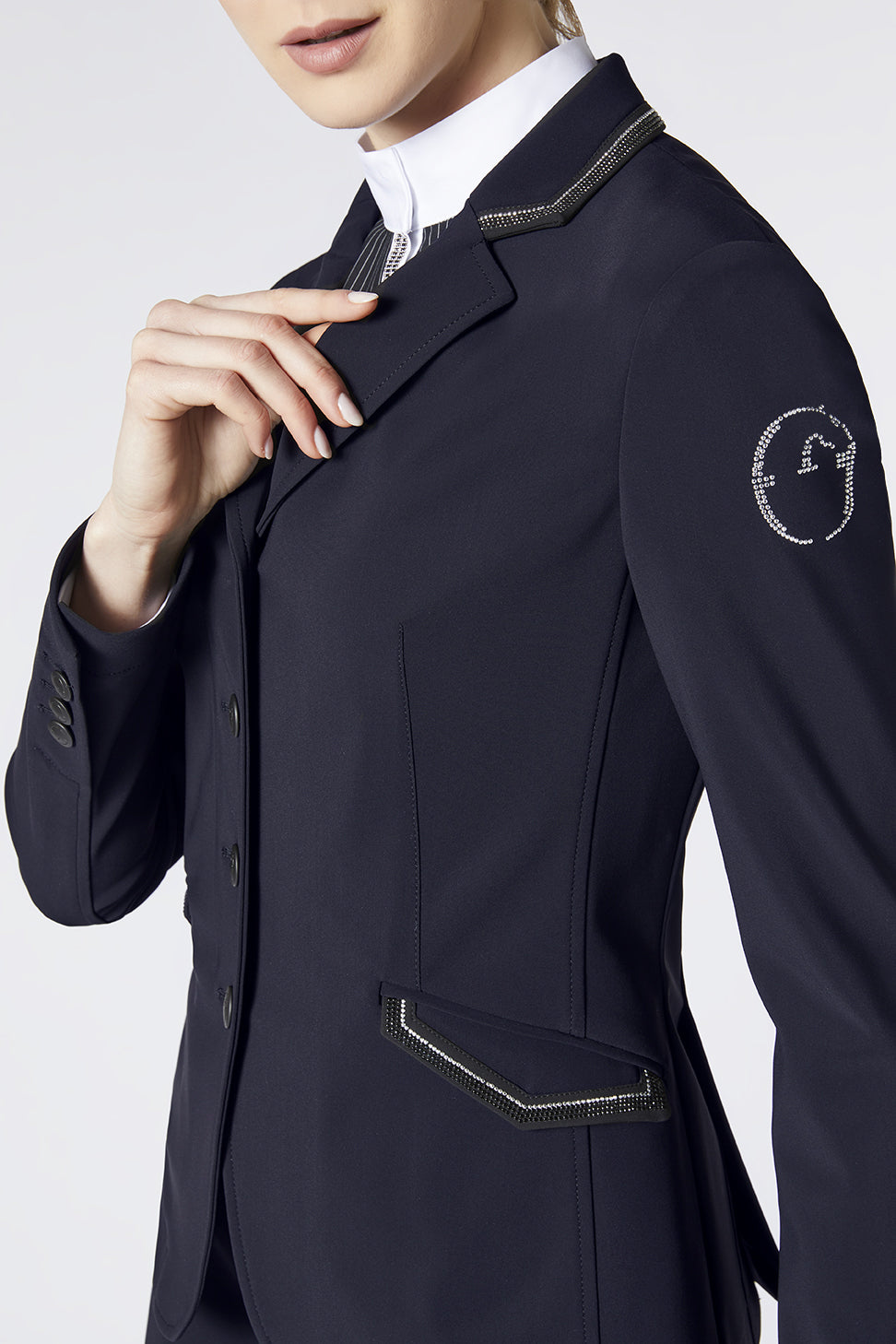 Ihr perfekter Begleiter für den Reitsport  Mit der VESTRUM Turnierjacke für Damen Nizza sind Sie immer bestens ausgestattet. Sie kombiniert modernes Design mit praktischen Funktionen und bietet Ihnen das Beste aus beiden Welten. Zeigen Sie Ihre Leidenschaft für den Reitsport mit dieser eleganten und vielseitigen Jacke, die Sie bei jedem Auftritt glänzen lässt.