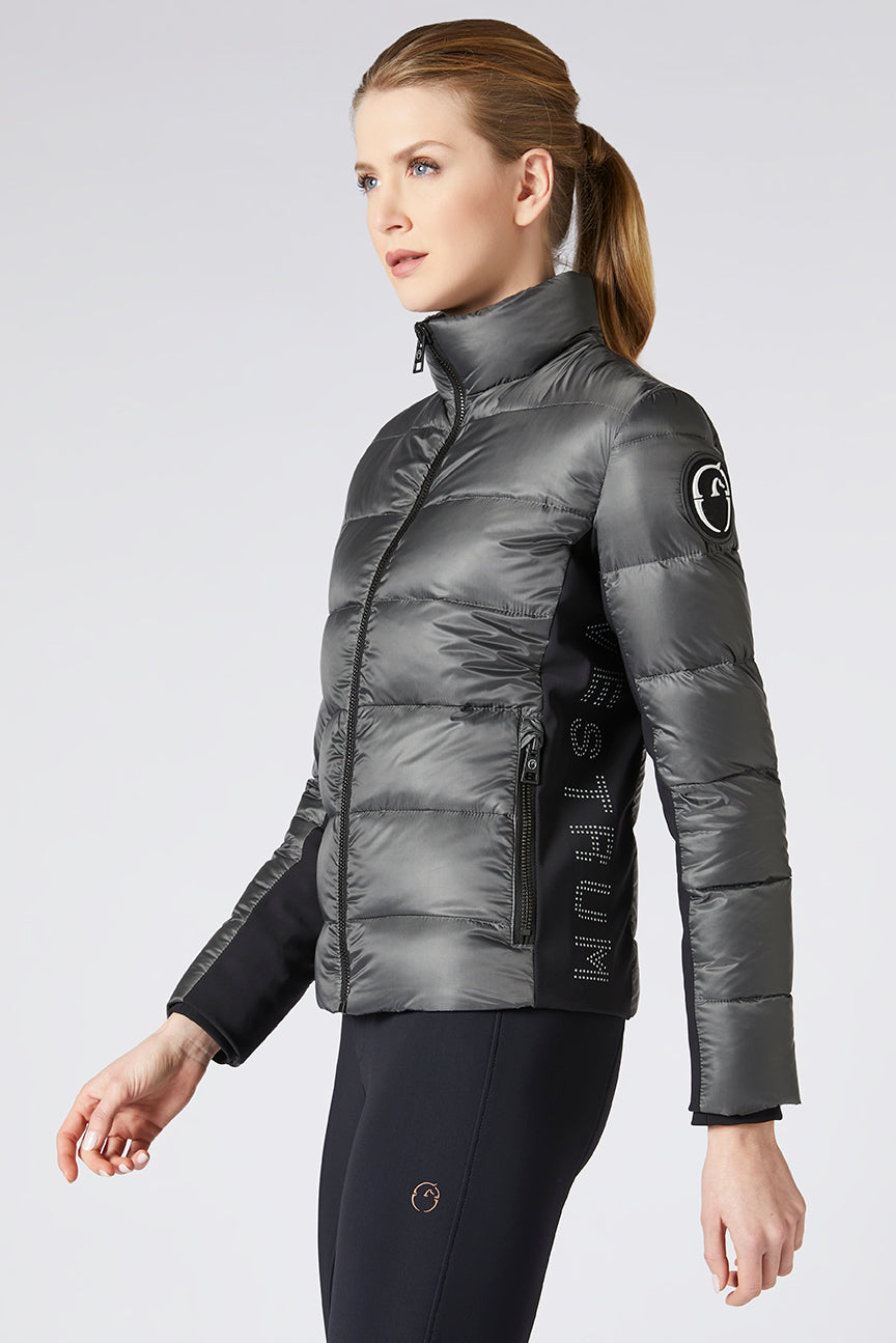 Bleibe stilvoll & geschützt mit der Moncenisio Jacke für Damen von Vestrum – wasserdicht, winddicht & federleicht für maximale Bewegungsfreiheit. Jetzt kaufen!