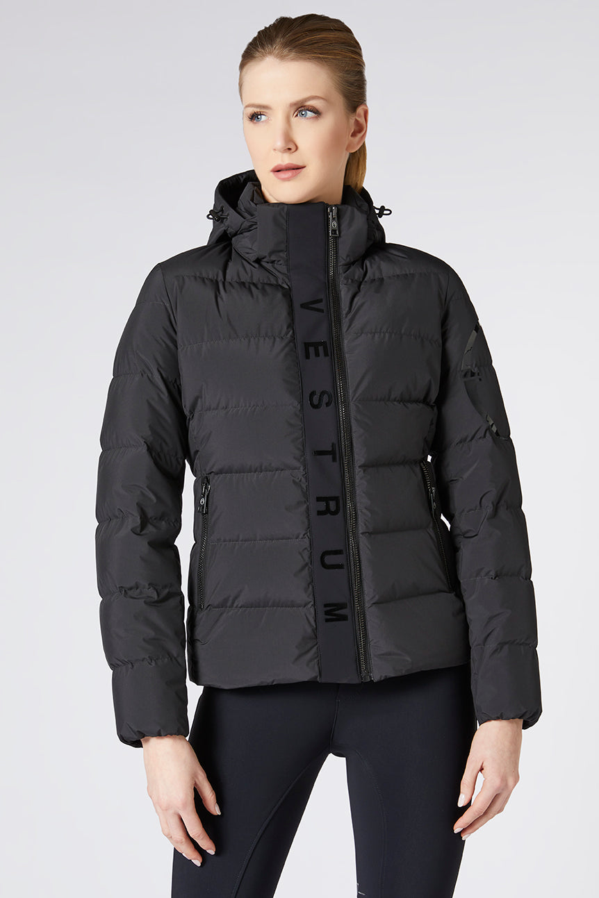 Stilvoll durch den Winter mit der Vestrum Fiumalbo Jacke – verstellbare Kapuze, wasserfest & kältebeständig. Hol dir jetzt deine neue Lieblingsjacke!