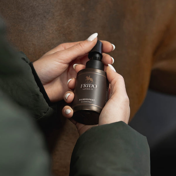 Silberspray wird auf die Haut eines Pferdes aufgesprüht