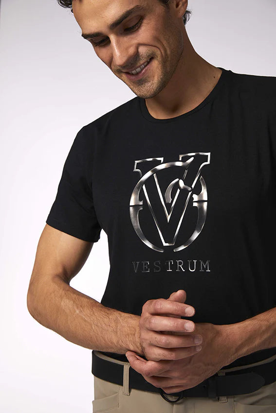 Entdecke das Vestrum Lobos T-SHIRT FÜR Herren IN BLACK! Dieses kurzärmelige Herrenhemd besticht durch sein einzigartiges Vestrum-Design auf der Vorderseite. Mit seiner weichen Taillenform und dem sportlichen Look ist es perfekt für Workouts und den täglichen Gebrauch geeignet. Hol dir jetzt das Vestrum Lobos T-SHIRT und zeige Stil und Eleganz, egal ob im Fitnessstudio oder in der Freizeit!