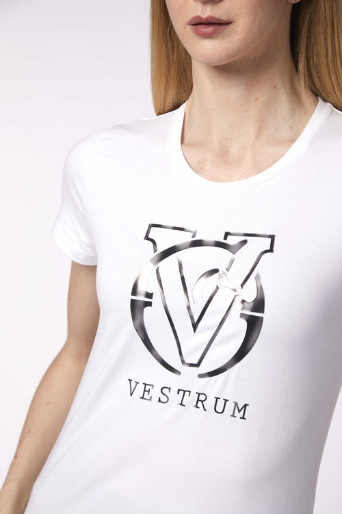 Erleben Sie das unvergleichliche Tragegefühl des VESTRUM IBIZA Damen-T-Shirts, das durch seine exzellente Materialqualität und das durchdachte Design überzeugt. Dieses T-Shirt ist aus reiner, elastischer Baumwolle gefertigt, die nicht nur sanft auf der Haut liegt, sondern auch eine hohe Atmungsaktivität bietet. Ideal für alle Frauen, die Wert auf Komfort und Stil legen, sei es beim Training oder im Alltag.