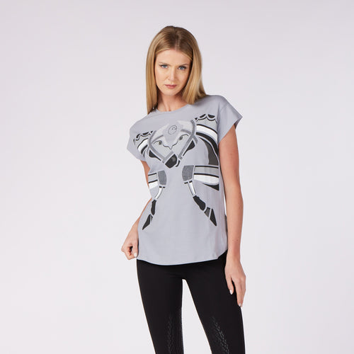 Das VESTRUM Cadice T-Shirt ist vielseitig kombinierbar und in verschiedenen Farben und Größen erhältlich. Es passt perfekt zu Jeans für einen casual Look, lässt sich aber auch hervorragend zu eleganten Röcken oder Hosen kombinieren. Egal, ob im Alltag, beim Sport oder bei besonderen Anlässen – dieses T-Shirt ist immer die richtige Wahl.
