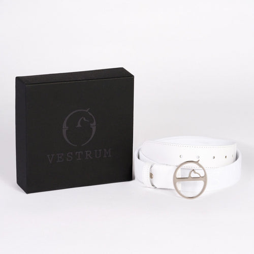 Der Vestrum Gürtel Pozzallo ist ein hochwertiger Unisex-Gürtel aus Vachetteleder mit einem elastischen Band. Die Metallschnalle ist mit dem Vestrum-Logo verziert und verleiht dem Gürtel einen edlen Look. Ideal für Reiter, Reiterinnen, Sportler und Modebegeisterte. Ein stilvolles Accessoire, das jedes Outfit perfekt abrundet.