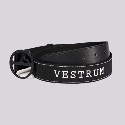Der Vestrum Gela Gürtel mit gestickter Vestrum-Schrift und Kontrastnähten ist nicht nur bequem, sondern auch modisch. Die farbenfrohe Stickerei ermöglicht es, den Gürtel an verschiedene Outfits anzupassen. Ein stilvolles Accessoire für alle Reitbegeisterten.