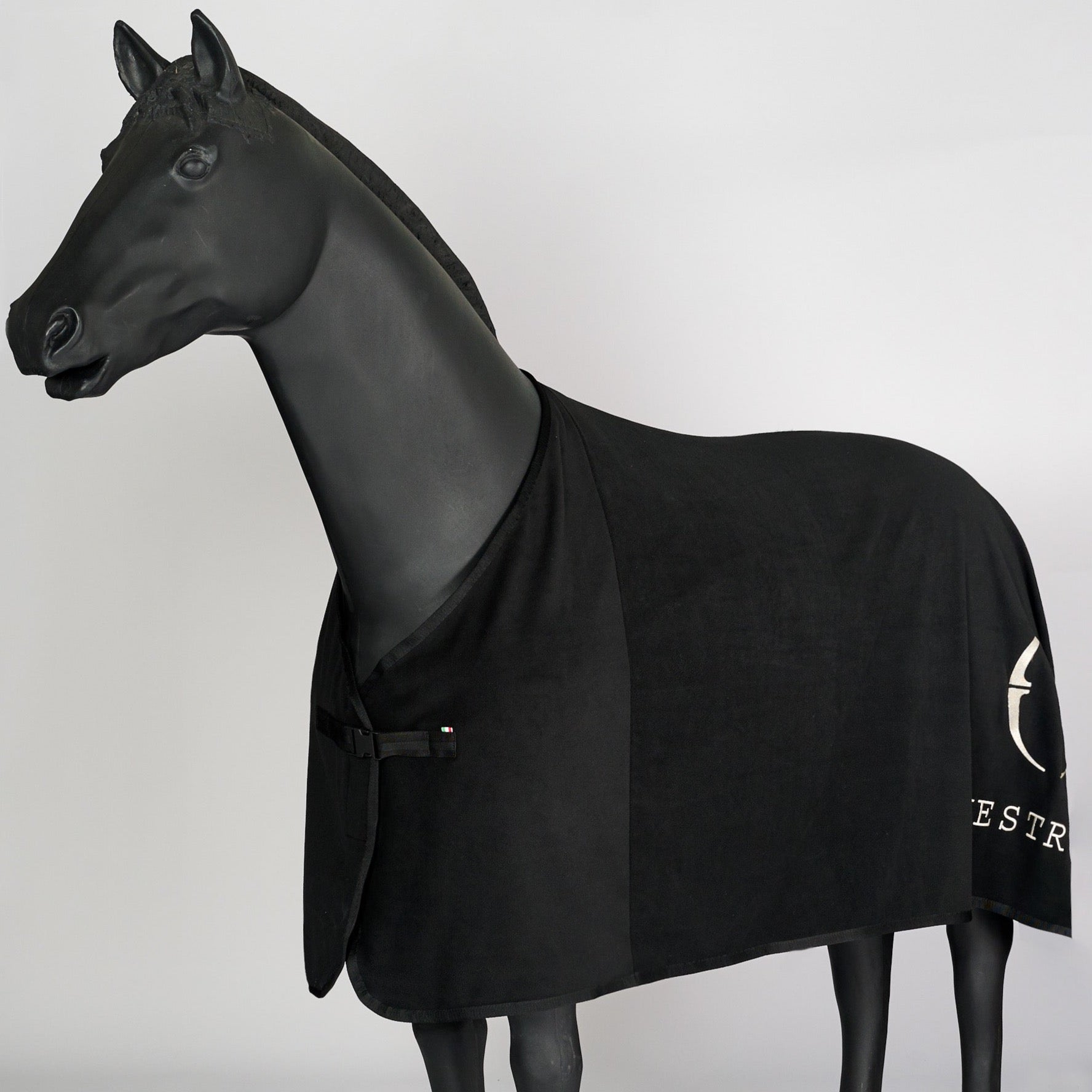Die Vestrum Fleece Pferdedecke Vicenza ist die perfekte Wahl für Pferdebesitzer, die nur das Beste für ihre Tiere wollen. Mit ihrer hervorragenden Qualität und ihrem einzigartigen Design werden Sie und Ihr Pferd diese Decke lieben.