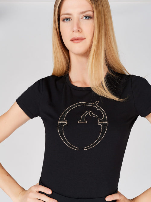 Das Damen T-Shirt CECINA von Vestrum in Schwarz ist aus elastischer und atmungsaktiver Baumwolle gefertigt und eignet sich ideal für das tägliche Training. Das große Vestrum-Logo auf der Vorderseite wird durch kleine kontrastierende Mininieten akzentuiert. Hol dir dieses stylische und funktionale Shirt für Damen jetzt und steigere dein Trainingserlebnis!