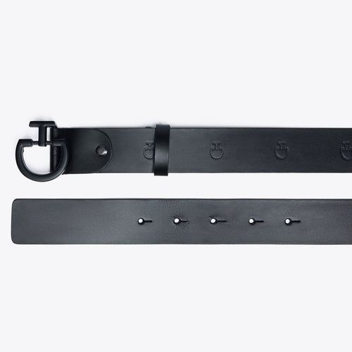 Der schwarze Damen Ledergürtel mit Imprint zeigt die glänzende Metall-Schnalle und das Lederende des Gürtels. Der Gürtel hat einen modernen, grafischen Aufdruck und ist elastisch und flexibel, ideal für sportliche Aktivitäten. Die Schnalle trägt das Metall-Logo und fügt dem Gürtel einen luxuriösen Touch hinzu.