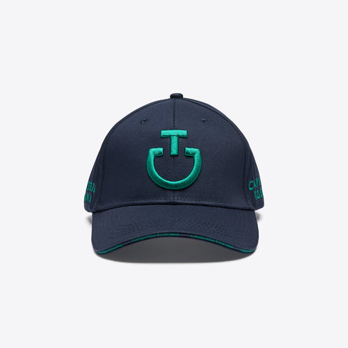 Die Cap von Cavalleria Toscana ist eine klassische Baseballkappe in einem eleganten Dunkelblau mit grünen Akzenten. Sie besteht aus 100 % Baumwolle und hat einen leicht gekrümmten Schirm, der vor Sonnenlicht schützt. Auf der Vorderseite ist das markentypische Cavalleria Toscana Logo kunstvoll eingestickt, was der Kappe eine exklusive Optik verleiht. Hinten befindet sich ein verstellbarer Riemen für eine individuelle Passform.