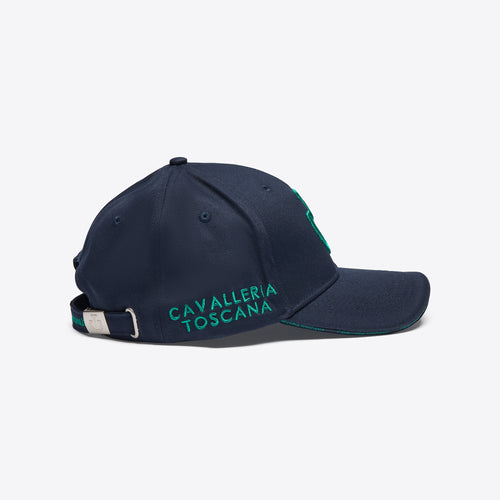 In dieser Detailaufnahme sieht man das sorgfältig gestickte Cavalleria Toscana Logo auf der Vorderseite der Cap. Die Stickerei hebt sich leicht vom Baumwollstoff ab und zeigt das ikonische „CT“-Symbol in einer Ton-in-Ton-Optik. Die feine Verarbeitung unterstreicht die Hochwertigkeit des Accessoires.