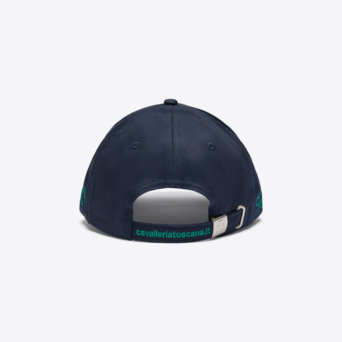 Die Cap wird von der Seite präsentiert und zeigt die geschwungene Linienführung des Designs. Der leicht vorgeformte Schirm geht sanft in die runde Krone über. Das Material wirkt weich und atmungsaktiv, während die farbliche Kombination aus Dunkelblau und dezenten grünen Details ein sportlich-elegantes Gesamtbild erzeugt.
