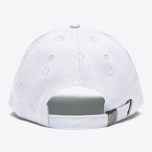 Nahaufnahme der Cavalleria Toscana Cap: Detailansicht der edlen Stickerei und des atmungsaktiven Baumwollmaterials in strahlendem Weiß.