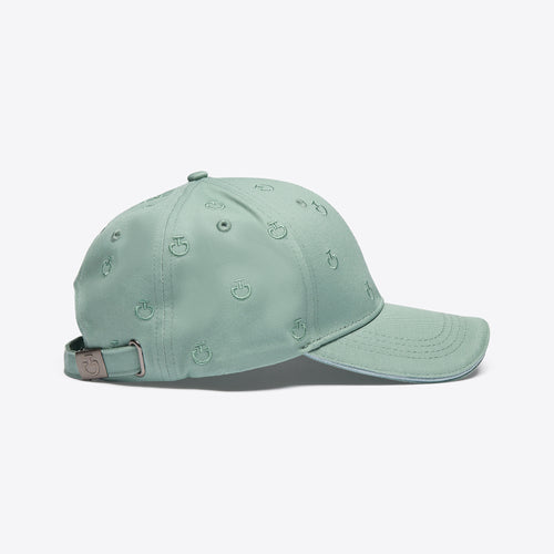 Nahaufnahme der Cavalleria Toscana Cap mit markanter Logostickerei auf der Vorderseite. Die leichte Baumwollkonstruktion sorgt für Komfort, während der verstellbare Verschluss eine perfekte Passform garantiert. Ein Must-have Accessoire für stilbewusste Reiter.