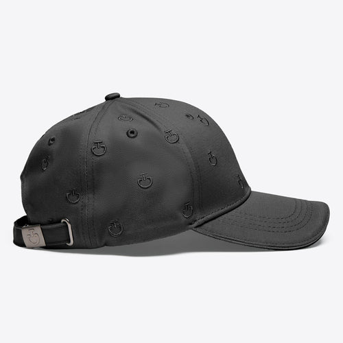 Detailaufnahme der Cavalleria Toscana Cap mit Allover-CT-Logo.