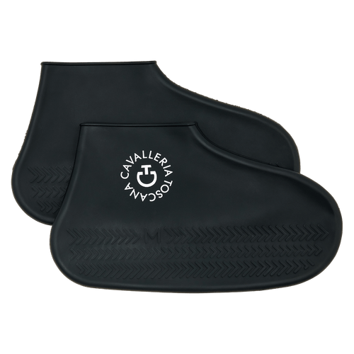 Sneaker-Stil trifft auf Reitstall-Praktikabilität! Mit den Cavalleria Toscana Orbit Rubber Galoshes bist du immer stylisch unterwegs, während deine Füße bestens geschützt sind. Das weiche Leder und die flexible Gummisohle sorgen für ultimativen Komfort beim Training oder im Stall. Und das Beste: Die Sneaker sehen auch außerhalb des Stalls super aus! 👟🐴 #CavalleriaToscana #OrbitRubberGaloshes #Reitschuhe #SneakersForRiders #StylishAndFunctional
