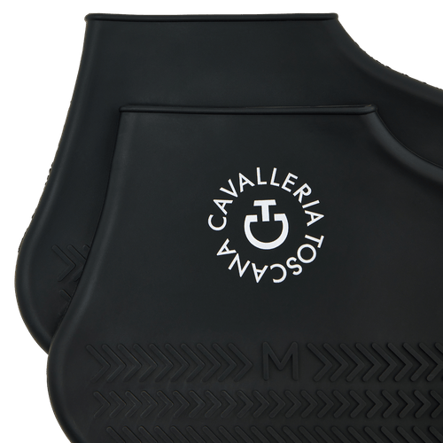 Mit diesen stylischen und funktionalen Orbit Rubber Galoschen von Cavalleria Toscana sind Sie bereit für den Stall! 🐎👟 Hergestellt aus weichem und dennoch strapazierfähigem Leder, einer flexiblen Gummisohle und individuellen Details wie Logopatches und bedruckten Einlegesohlen. Perfekt, um Ihre Reitstiefel zu schützen oder um sie allein zu tragen. #CavalleriaToscana #OrbitRubberGaloshes #EquestrianStyle #RidingShoes #FashionableFunctionality