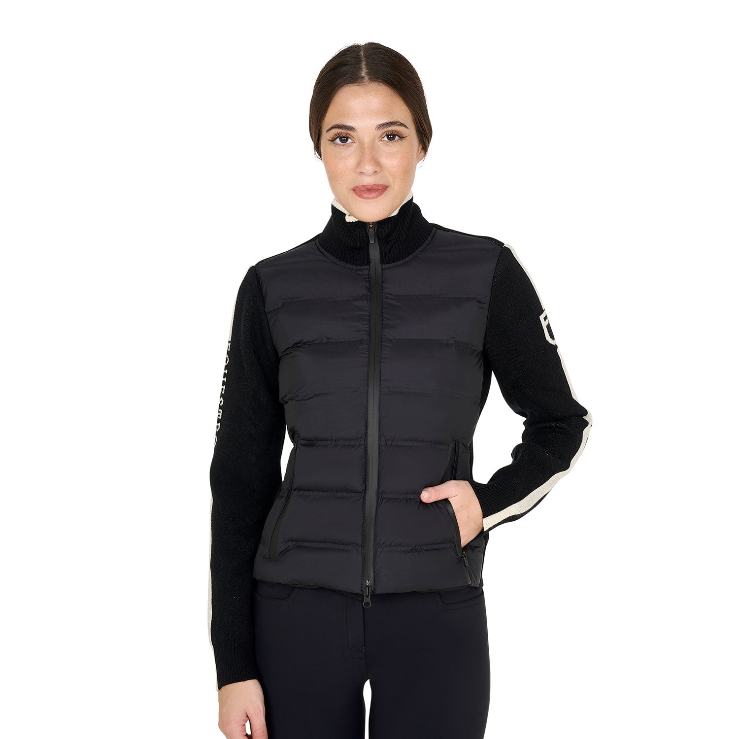 Die EQUESTRO Damenjacke aus Nylon und Strick vereint italienisches Design, funktionelle Wärmeisolierung und sportliche Eleganz. Perfekt für Reiterinnen und stilbewusste Frauen, die Komfort und Exklusivität lieben.