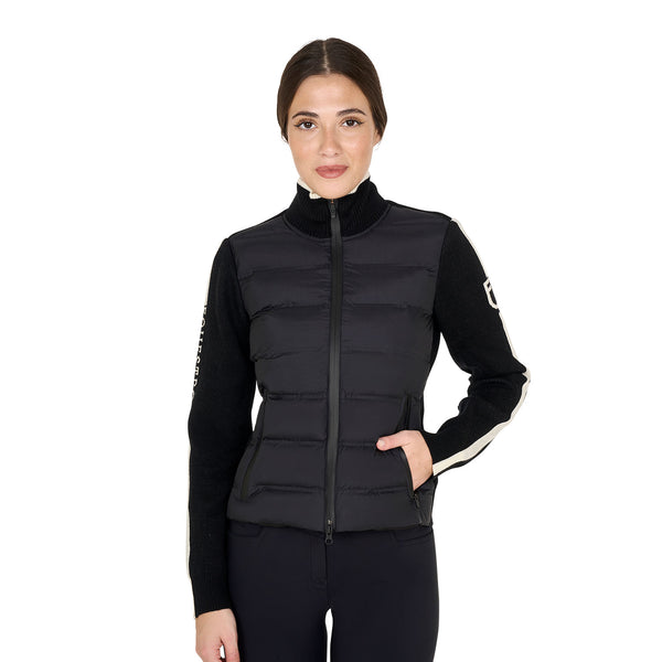 Die EQUESTRO Damenjacke aus Nylon und Strick vereint italienisches Design, funktionelle Wärmeisolierung und sportliche Eleganz. Perfekt für Reiterinnen und stilbewusste Frauen, die Komfort und Exklusivität lieben.
