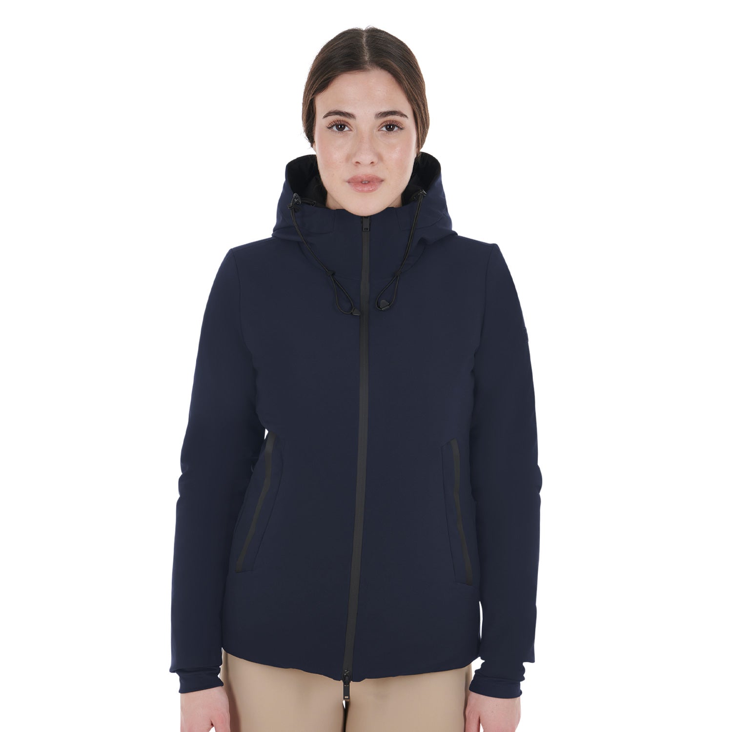 Die EQUESTRO Damen Daunenjacke vereint modernen Slim Fit, hochwertige Wärmeisolierung und praktischen Wetterschutz. Hergestellt aus reißfestem Funktionsstoff, schützt sie zuverlässig vor Wind, Kälte und leichter Feuchtigkeit. Verstellbare Kapuze, Seitentaschen und ein frontaler Reißverschluss machen die Winterjacke funktional und stilvoll – ideal für Outdoor, Reitsport oder den Alltag.