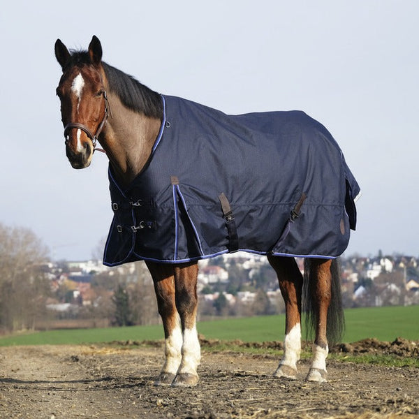 Pferdedecken von Equithème, die französische Marke für Reitsport und Pferdetextilien  Diese robuste Weidedecke von Equithème bietet ein hervorragendes Preis-Leistungs-Verhältnis und ist mit zahlreichen funktionalen Details ausgestattet.