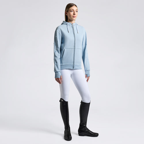 Ein Cavalleria Toscana Women's Hoodie in der Farbe Blue Fog. Der Hoodie hat einen zentralen Reißverschluss, eine verstellbare Kapuze mit Kordelzügen und elastische Bündchen für eine perfekte Passform. Der Stoff ist weich, atmungsaktiv und ideal für Freizeit und Training.