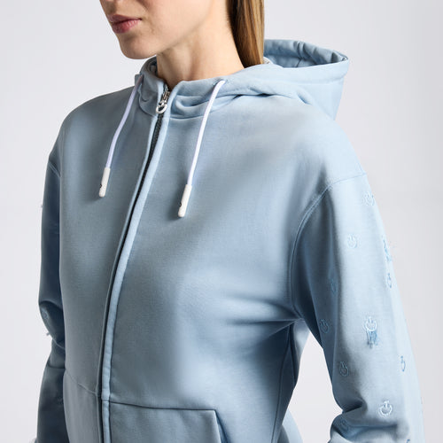Der Cavalleria Toscana Women's Hoodie im Blue Fog zeigt den Hoodie in einer seitlichen Ansicht. Der elastische Bund und die Seitentaschen sind sichtbar, die eine hohe Funktionalität bieten. Der Hoodie ist ideal für Outdoor-Aktivitäten und den Reitsport.