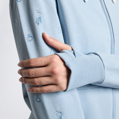 Ein detailliertes Bild des Cavalleria Toscana Women's Hoodies aus nahem Blickwinkel. Das Stoffmaterial ist sichtbar, mit einer Textur, die an weicheren Fleece erinnert. Die Kordeln der Kapuze und das gestickte CT-Logo auf dem Ärmel sind klar erkennbar.