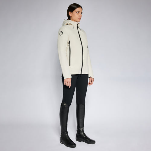 Die Cavalleria Toscana WOMEN'S REVOLUTION 3 WAY JACKET in Off-White, Modell GID298 NY121 1B00, ist die ideale Wahl für Reiterinnen, die vielseitige und funktionale Oberbekleidung suchen. Dieses hochwertige Jackenmodell ist wasserdicht und atmungsaktiv, um auch bei widrigsten Wetterbedingungen trocken und komfortabel zu bleiben. Der abnehmbare Puffer sorgt für zusätzliche Wärme bei Bedarf, während die Kapuze vor den Elementen schützt.