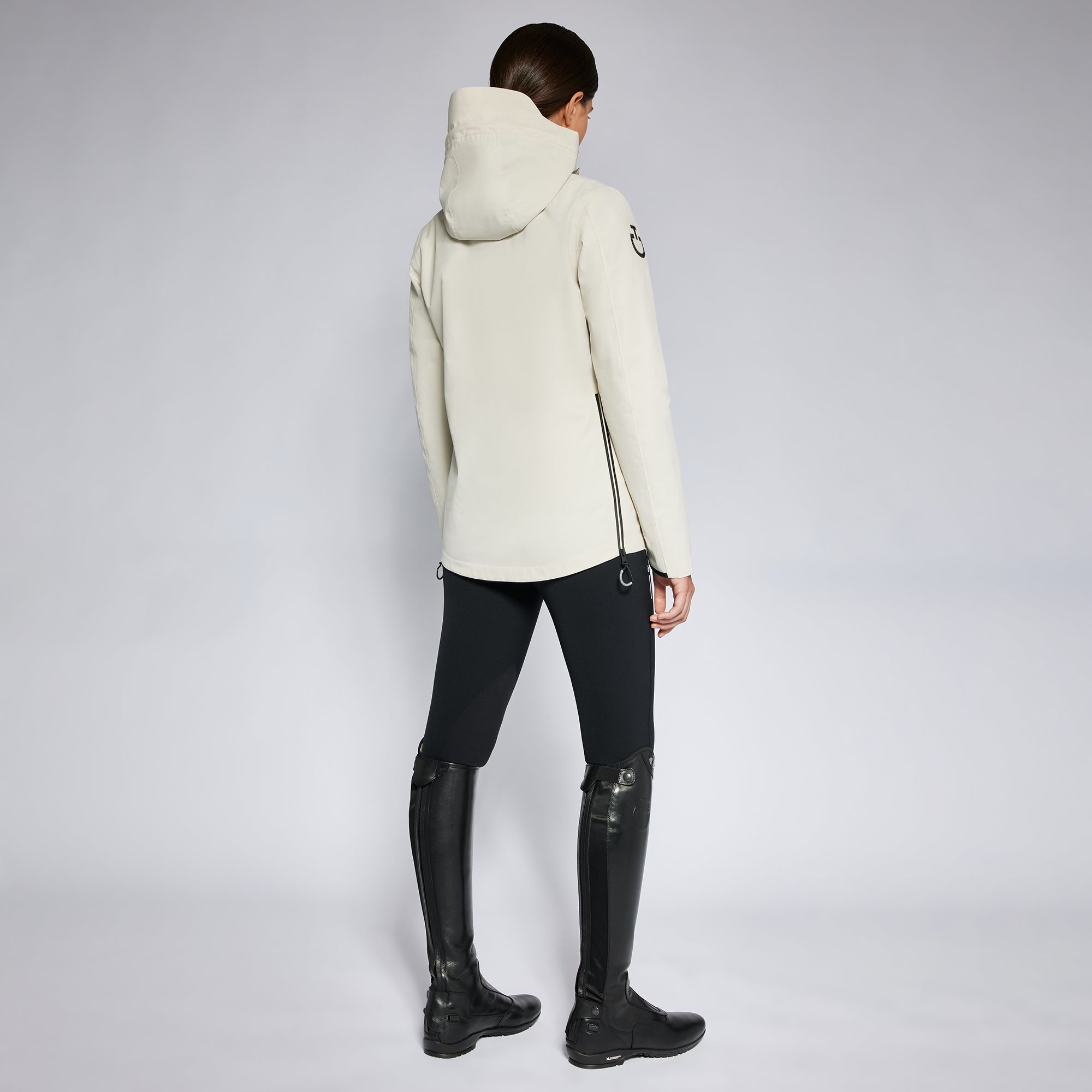 Entdecke die ultimative Allwetter-Lösung für Reiterinnen - die WOMEN'S REVOLUTION 3 WAY JACKET von Cavalleria Toscana! In strahlendem Off-White gehalten, ist dieses Meisterwerk der Funktionalität sowohl wasserdicht als auch atmungsaktiv. Egal, ob bei strömendem Regen oder sengender Sonne, bleib trocken und komfortabel dank hochwertiger Materialien. Der abnehmbare Puffer sorgt für zusätzliche Wärme an kälteren Tagen, während die Kapuze dich vor den Elementen schützt.