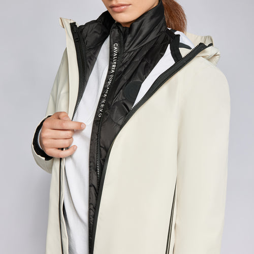 Entdecke die ultimative Lösung für alle reitbegeisterten Frauen: Die WOMEN'S REVOLUTION 3 WAY JACKET von Cavalleria Toscana! In einem eleganten Off-White Ton gehalten, ist diese Jacke nicht nur ein Blickfang, sondern auch äußerst funktional. Mit ihrer wasserdichten und atmungsaktiven Konstruktion hält sie dich bei jedem Wetter angenehm trocken und komfortabel.