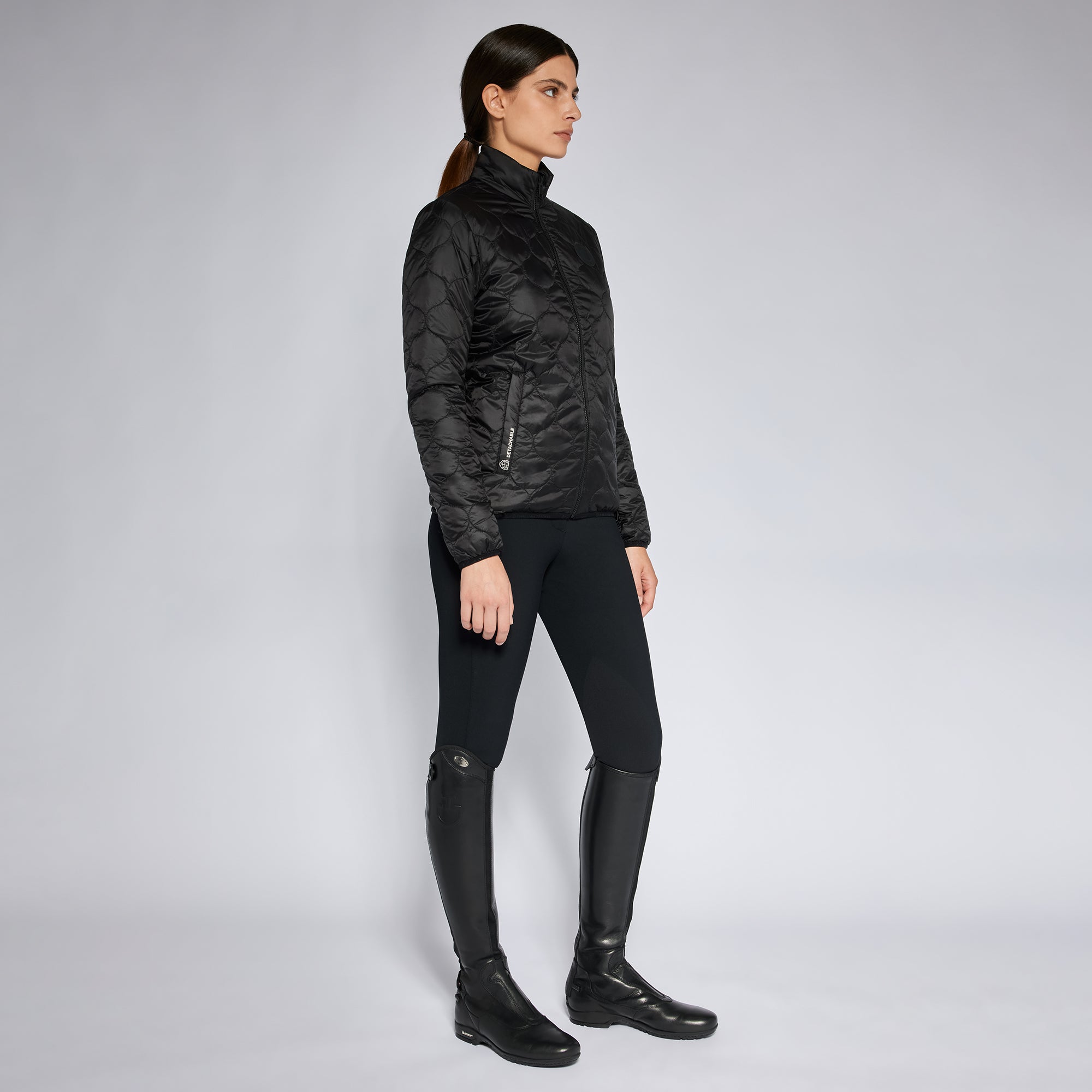 Mit ihrem schlanken Design und der robusten Konstruktion ist die Women's Revo 3-Way Hooded Waterproof Jacket ein Must-Have für jede ernsthafte Reiterin.