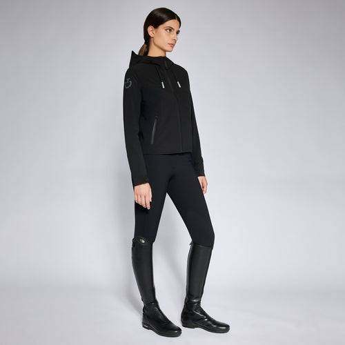 Entdecke die ultimative Revolution Jacket für Frauen von Cavalleria Toscana! Diese hochmoderne Jacke aus strapazierfähigem Nylon bietet nicht nur Schutz vor den Elementen, sondern überzeugt auch mit ihrem stilvollen Design. Die zusätzliche Haube macht sie zur idealen Wahl für stürmische Tage. Leicht und vielseitig ist diese Jacke perfekt für Outdoor-Aktivitäten wie Reiten und passt gleichzeitig perfekt zu deinem täglichen Look.