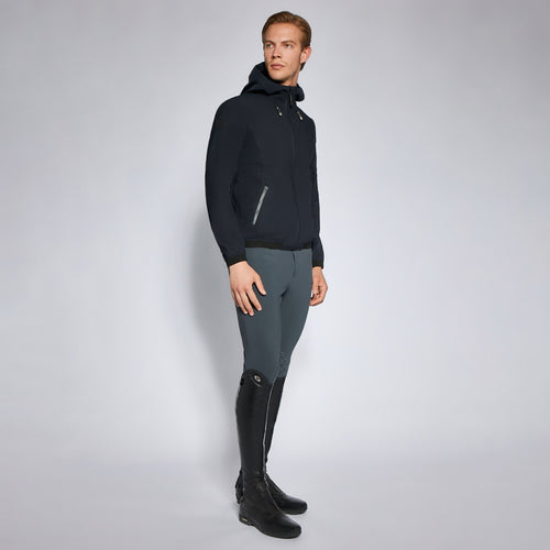Perfektionieren Sie Ihren Look mit der Navy Softshell-Jacke von Cavalleria Toscana – Schutz und Eleganz vereint. Kaufen Sie jetzt!