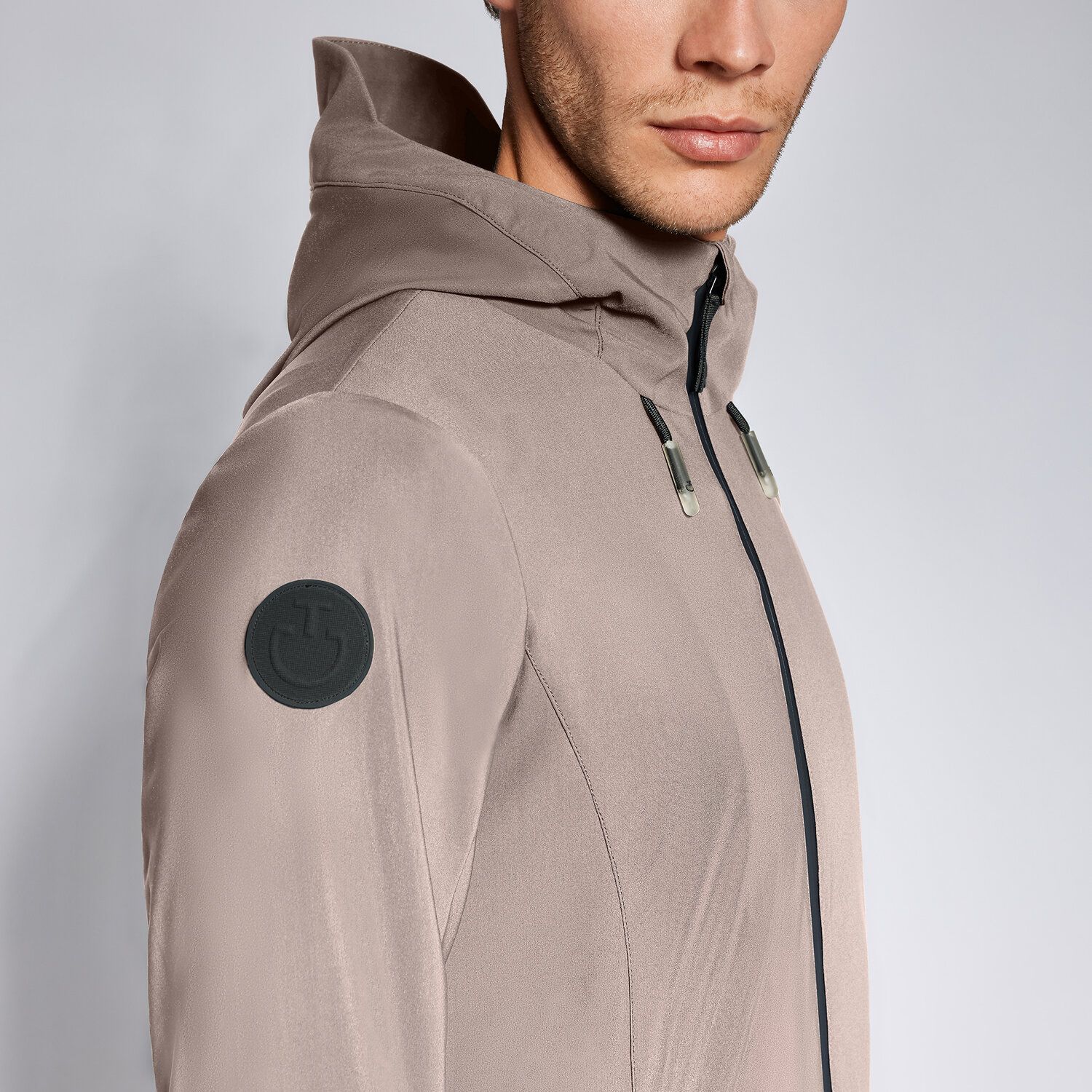 Die Tortora CT Jersey Hooded Softshell: Perfektionieren Sie Ihren Look mit Cavalleria Toscana Eleganz und Funktionalität. Sichern Sie sich Ihre Jacke!