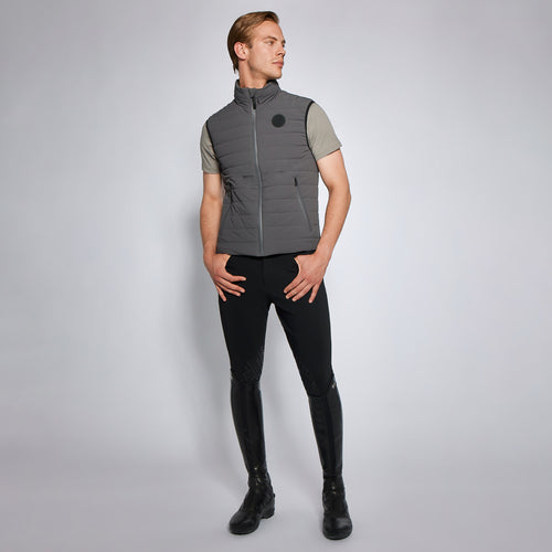 Cavalleria Toscana: Leichte Herrenweste mit versteckter Kapuze. Perfekte Kombination aus Stil und Funktionalität.
