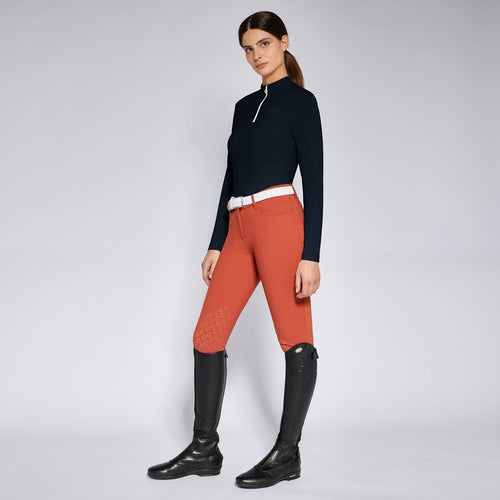 Entdecke das Cavalleria Toscana DAMEN TRAININGS-POLOSHIRT in Navy - die perfekte Wahl für stilbewusste Reiterinnen! Das technische Piqué-Gewebe sorgt für optimale Atmungsaktivität und Komfort, während der vordere Reißverschluss einen modernen Touch verleiht. Mit langen Ärmeln ist dieses Polo ideal für warme Tage und intensive Trainingseinheiten. Hol dir jetzt dein vielseitiges Must-have für stilvolle Reitaktivitäten! Verfügbar in den Größen XXS, XS, S und M. Farbe: Navy.