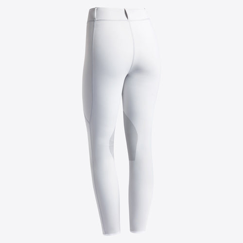 Die Cavalleria Toscana Women's Jumping Knee Grip Leggings in weiß, getragen von einer Frau beim Reiten. Die Leggings bieten durch das bi-stretch Material und die Anti-UV-Eigenschaften außergewöhnlichen Komfort und Schutz. Der moderne, sportliche Look kombiniert mit praktischen Details wie Beltloops und einer seitlichen Logo-Tasche macht sie zu einer idealen Wahl für Sport und Freizeit.