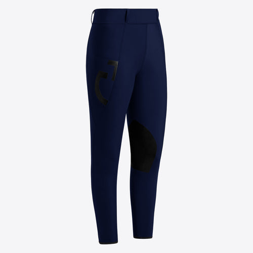 Nahaufnahme der Cavalleria Toscana Women's Jumping Knee Grip Leggings in der Farbe navy. Die Leggings sind aus einem strapazierfähigen technischen Jersey gefertigt, das sowohl antibakterielle als auch UV-Schutz-Eigenschaften bietet. Der elastische Stoff bietet optimale Bewegungsfreiheit, während der Kniebereich mit einem speziellen Grip-Muster für besseren Halt beim Reiten ausgestattet ist. Die Leggings sind mit einem dezenten Cavalleria Toscana Logo an der Seite.