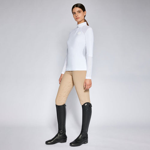 Entdecke das Cavalleria Toscana Damen Trainingspolo in Weiß. Das vielseitige Poloshirt aus hochwertigem technischem Trikot ist speziell für anspruchsvolle Reiterinnen konzipiert, die Funktionalität und Stil schätzen. Der vordere Reißverschluss verleiht nicht nur einen Hauch von Eleganz, sondern sorgt auch für bequemes An- und Ausziehen. Dank der perforierten Einsätze bietet das Shirt optimale Atmungsaktivität und Komfort während des Trainings.