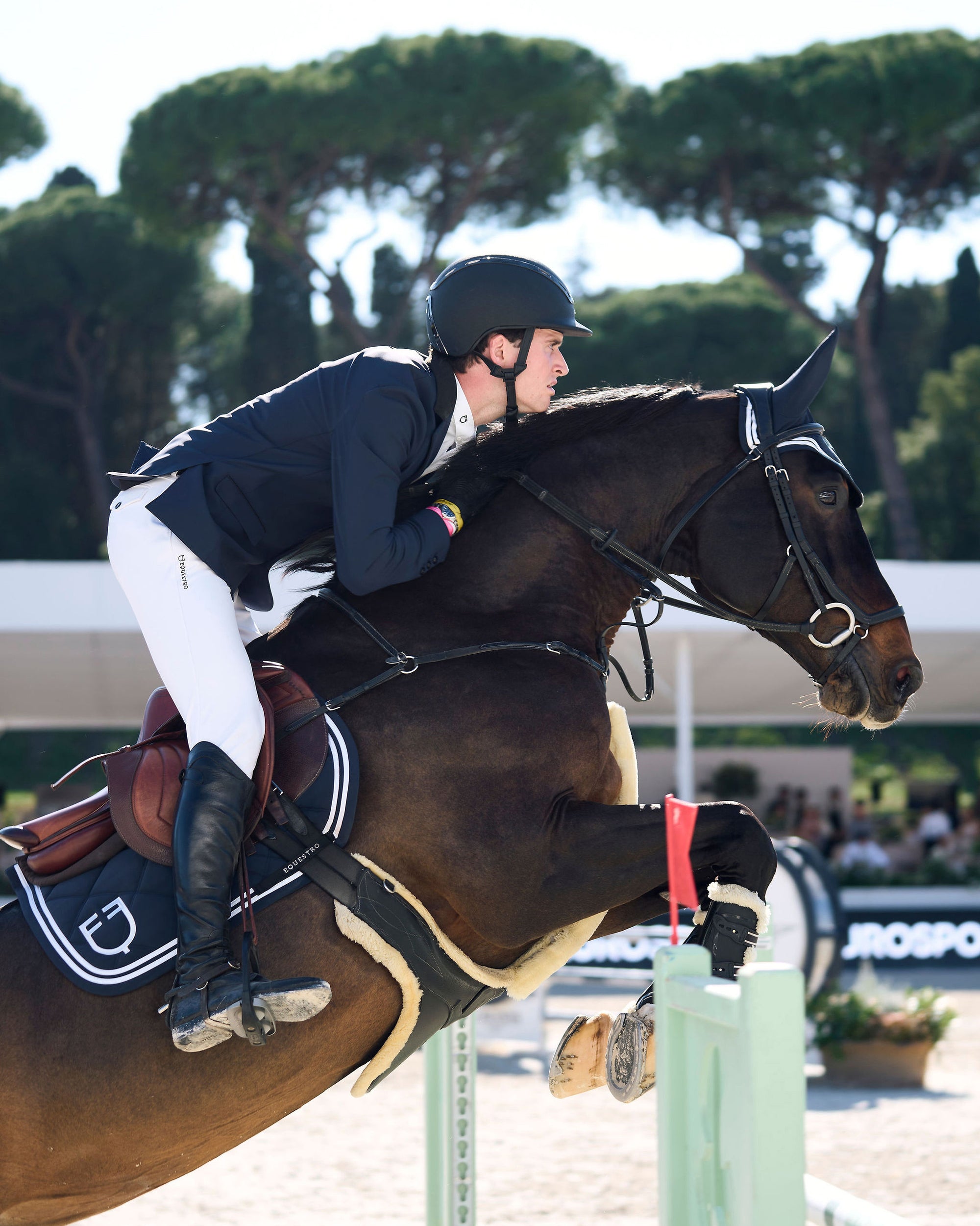 Springreiter über dem Hindernis beim Turnier in Rom – Premium Reitsport bei Equinista