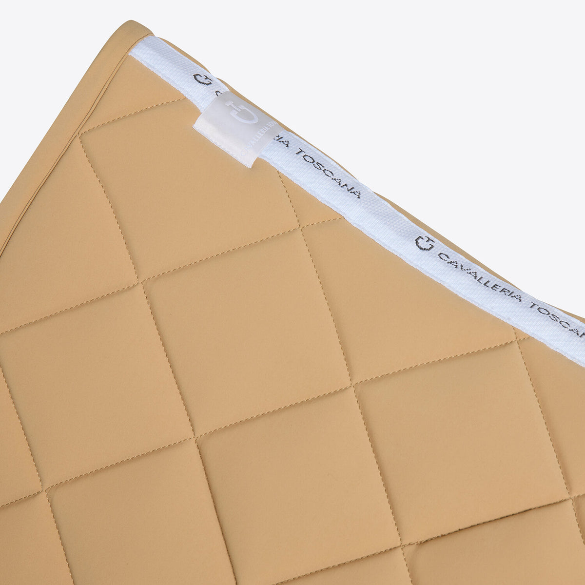 Cavalleria Toscana Dressurschabracke Tan am Pferd